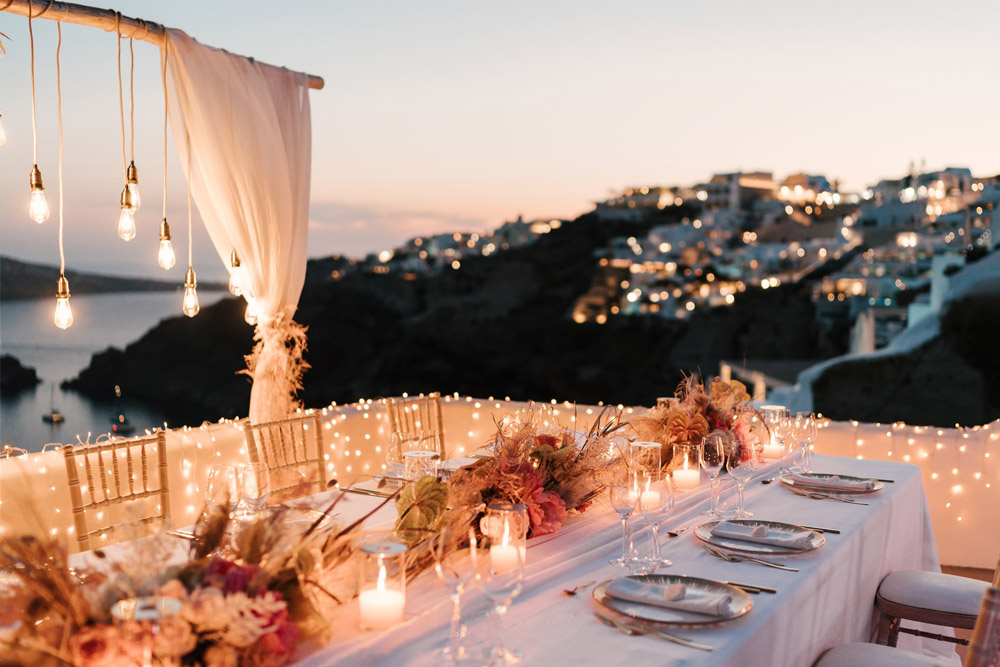 Canaves Oia Suites wedding venue in Santorini, Greece – luxury cliffside suites with private terraces, infinity pools, and panoramic caldera views, ideal for destination weddings and elopements.