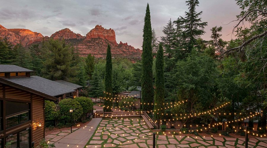 L’Auberge de Sedona wedding venue in Sedona, Arizona – luxury resort with red rock views, creekside ceremony spaces, and romantic desert wedding setting.