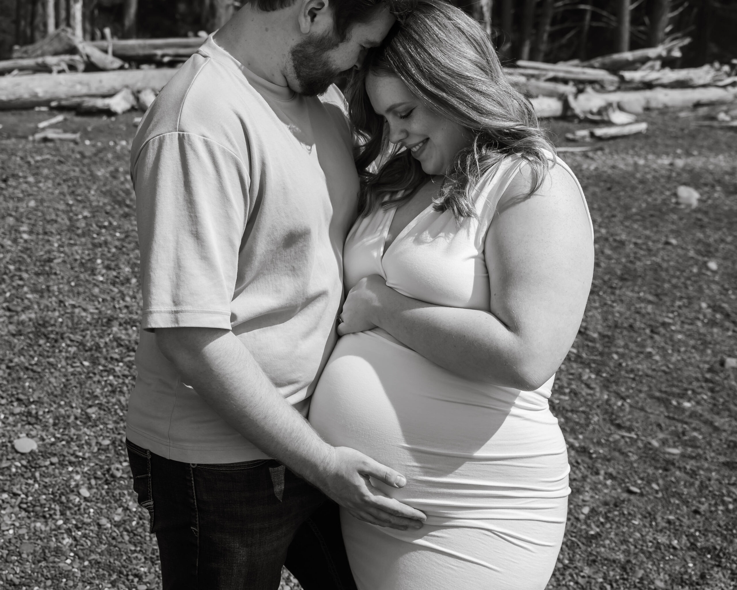 black and white maternity session 